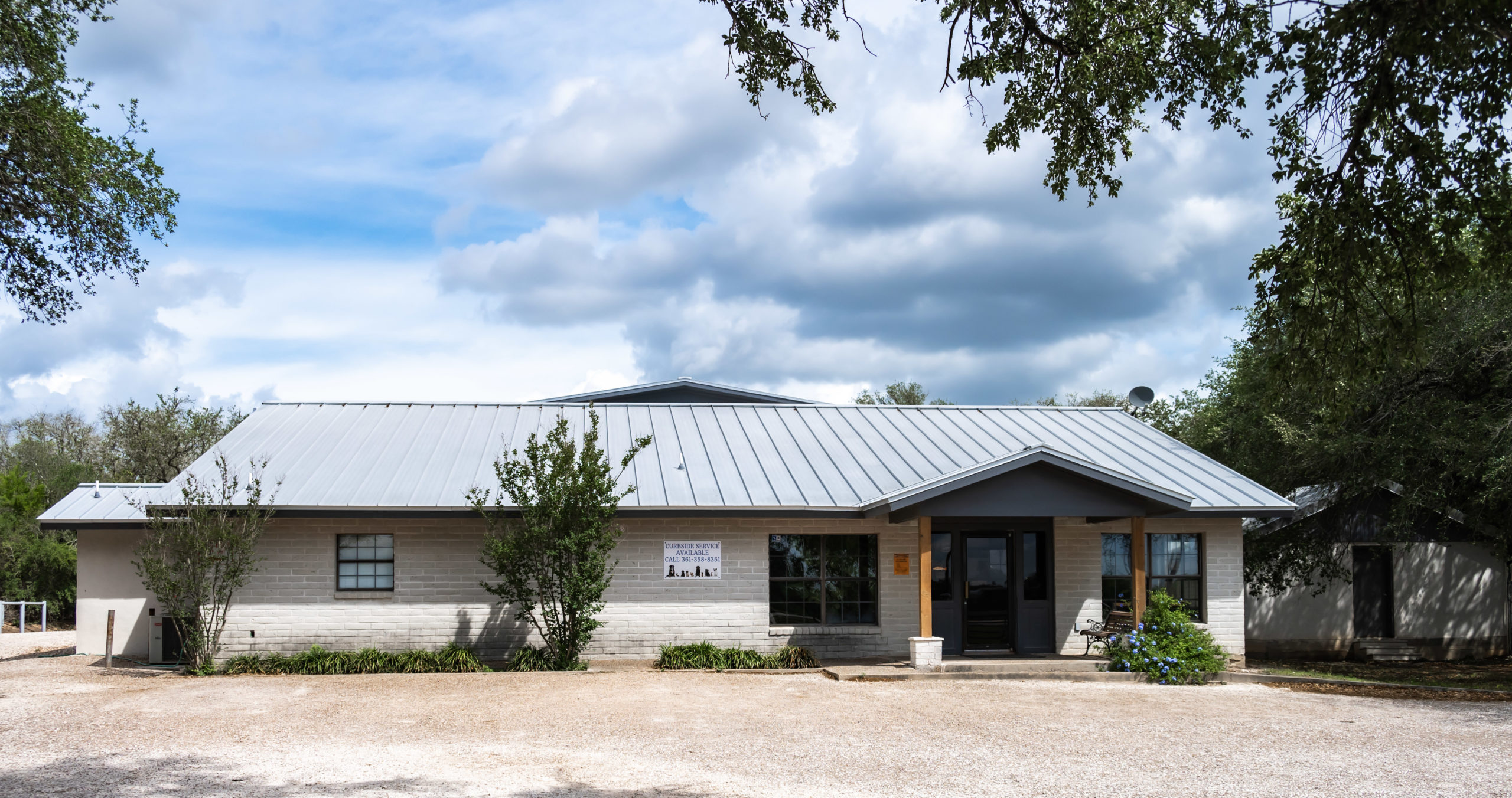 south texas veterinary clinic building